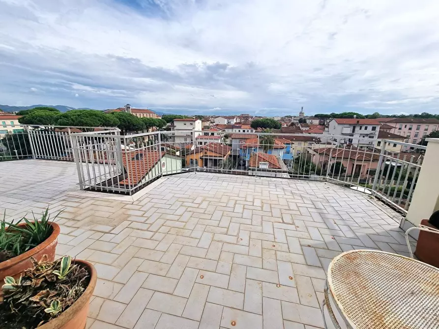 Immagine 2 di Mansarda in vendita  a Viareggio