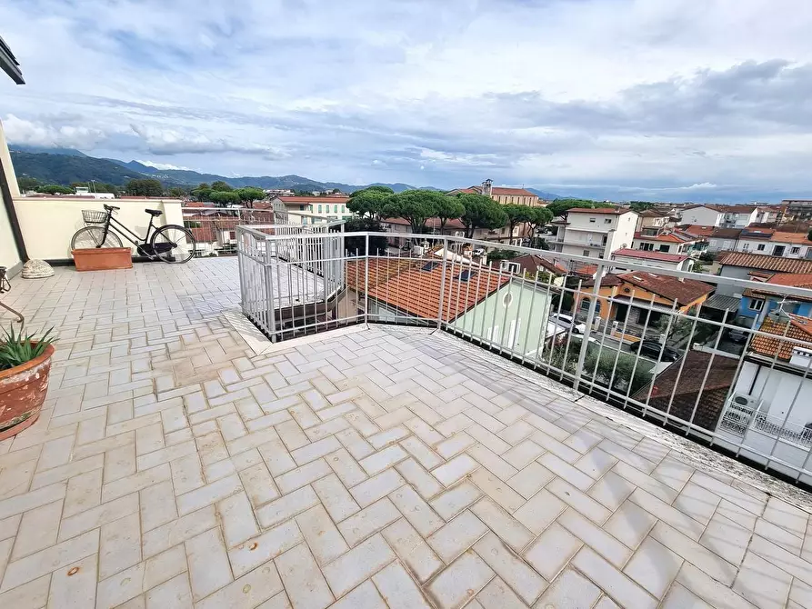 Immagine 1 di Mansarda in vendita  a Viareggio