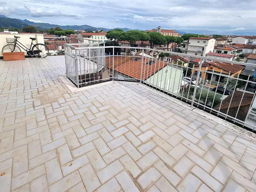 Immagine 21 di Mansarda in vendita  a Viareggio