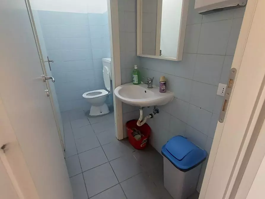 Immagine 17 di Ufficio in affitto  a Pontedera