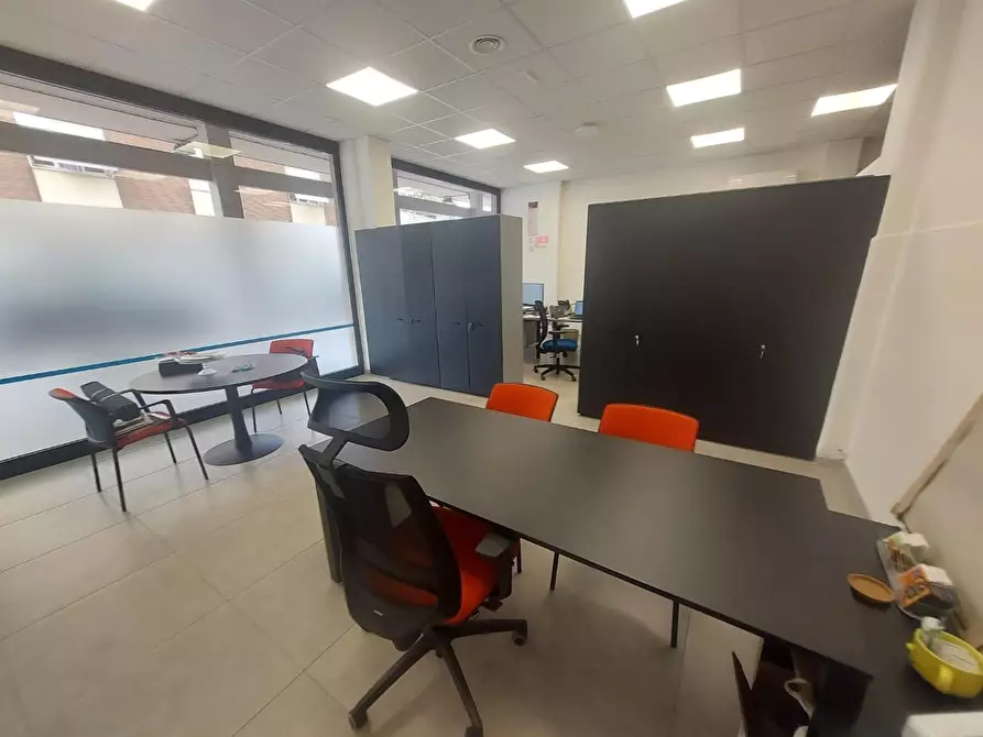 Immagine 11 di Ufficio in affitto  a Pontedera