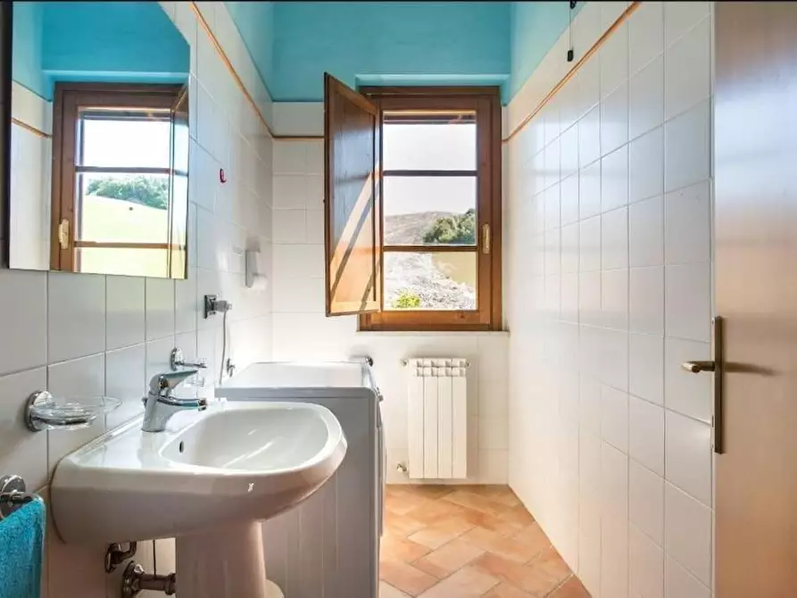 Immagine 12 di Casa colonica in vendita  a Volterra