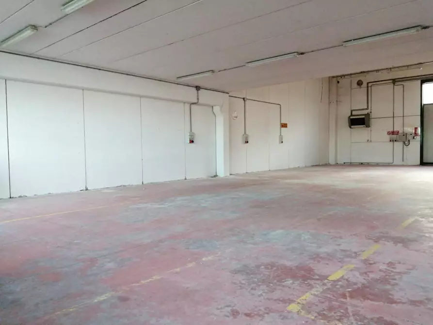 Immagine 2 di Capannone industriale in affitto  a Cascina