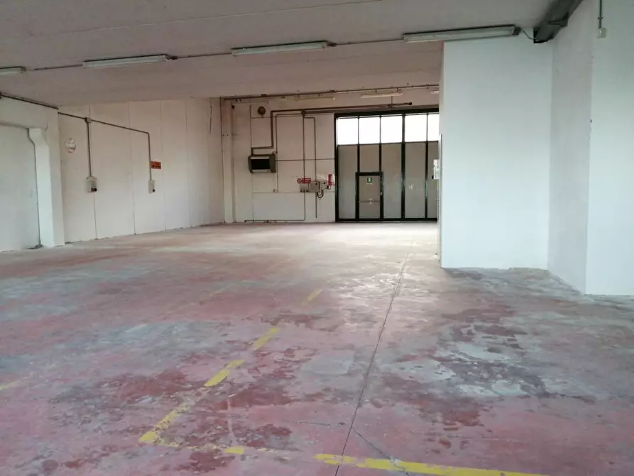 Immagine 3 di Capannone industriale in affitto  a Cascina