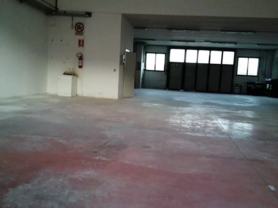 Immagine 9 di Capannone industriale in affitto  a Cascina