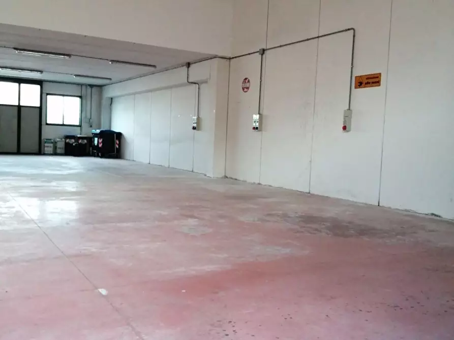 Immagine 6 di Capannone industriale in affitto  a Cascina