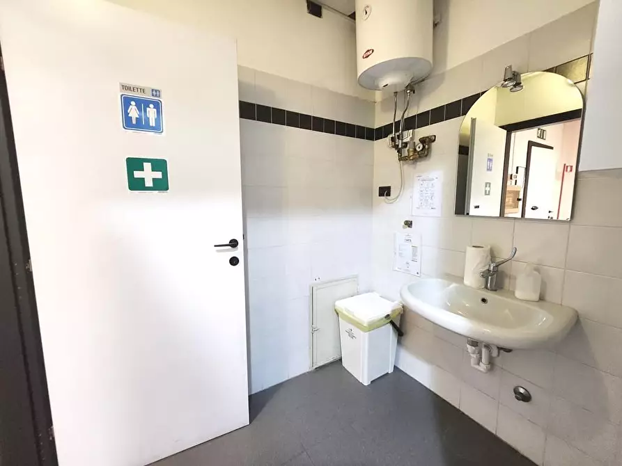 Immagine 11 di Ufficio in vendita  a Capannori