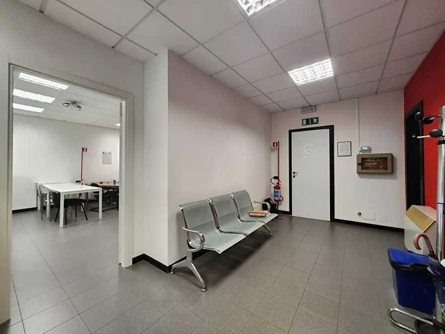 Immagine 2 di Ufficio in vendita  a Capannori