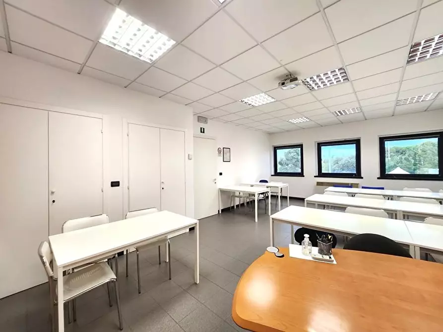 Immagine 10 di Ufficio in vendita  a Capannori