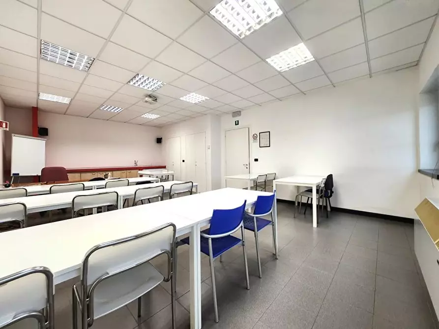 Immagine 8 di Ufficio in vendita  a Capannori