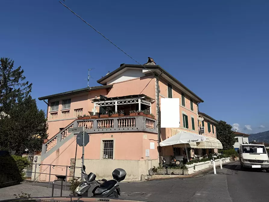 Immagine 2 di Locale commerciale in vendita  a Massarosa