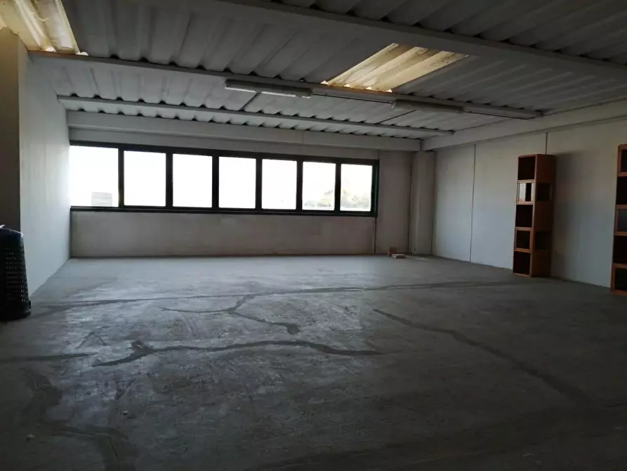 Immagine 2 di Ufficio in affitto  a Cascina