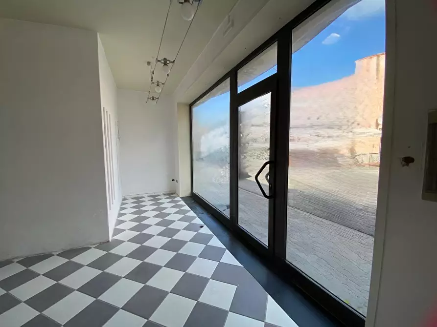 Immagine 1 di Locale commerciale in vendita  a Cascina