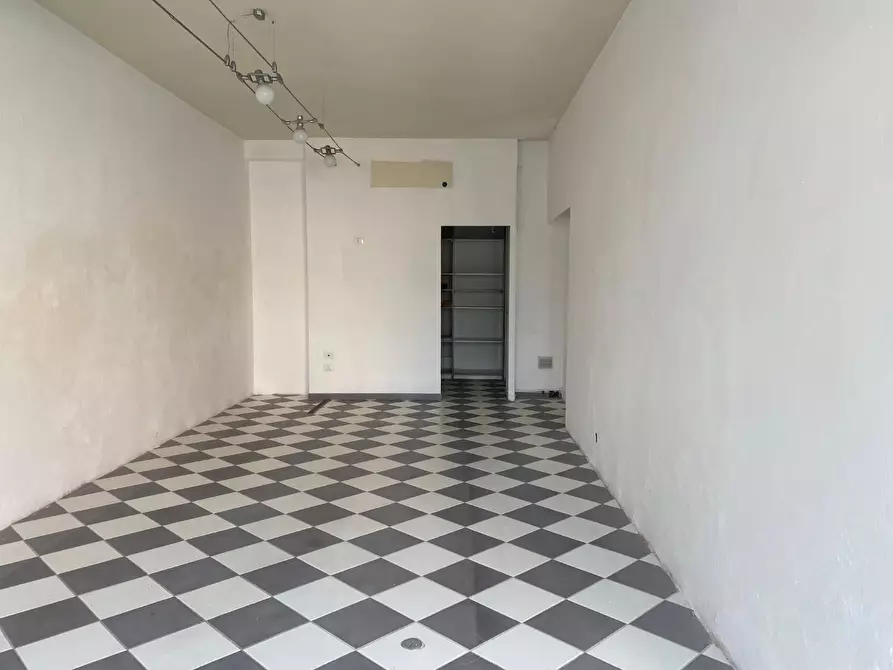 Immagine 4 di Locale commerciale in vendita  a Cascina