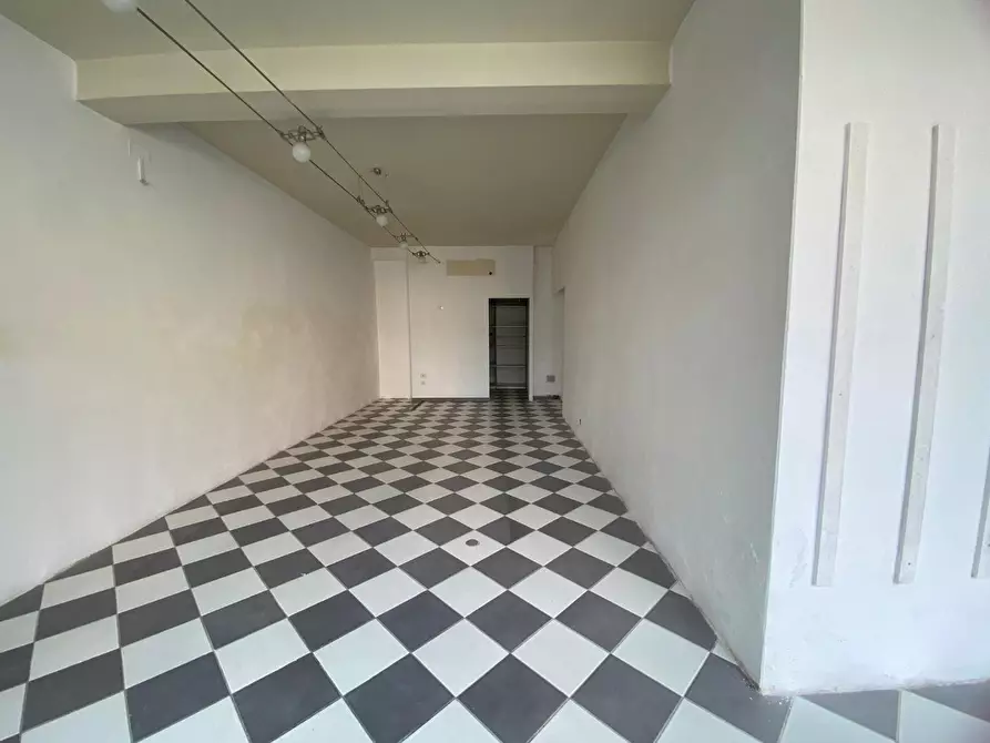Immagine 3 di Locale commerciale in vendita  a Cascina