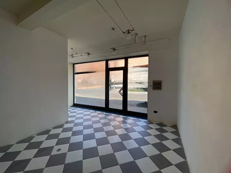 Immagine 2 di Locale commerciale in vendita  a Cascina