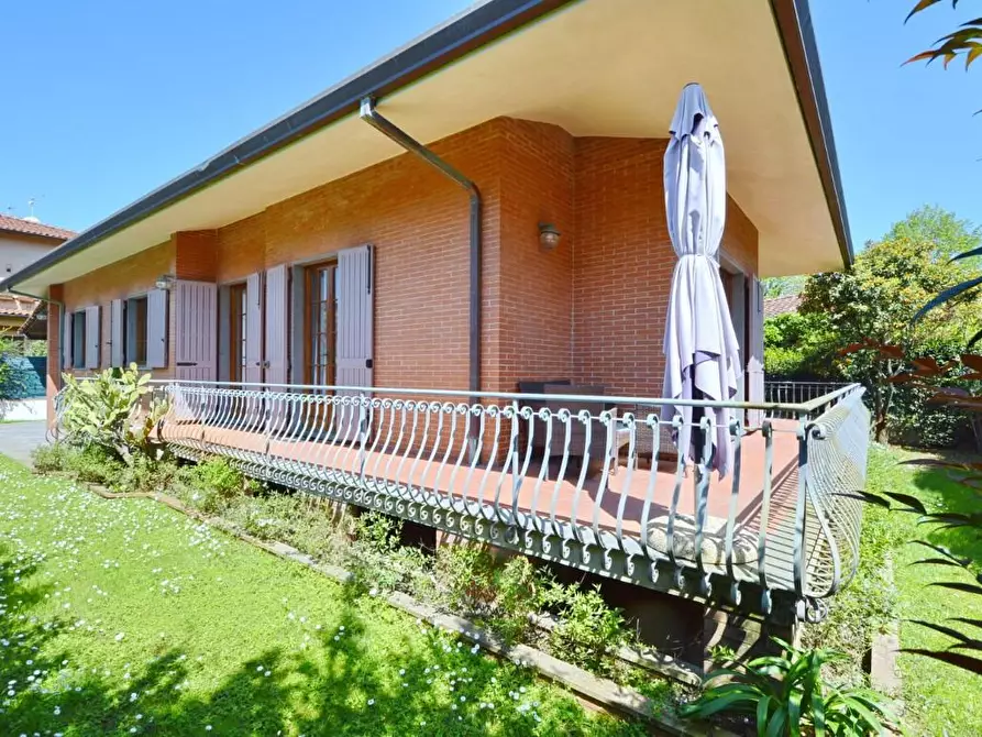 Immagine 2 di Villa in vendita  a Forte Dei Marmi
