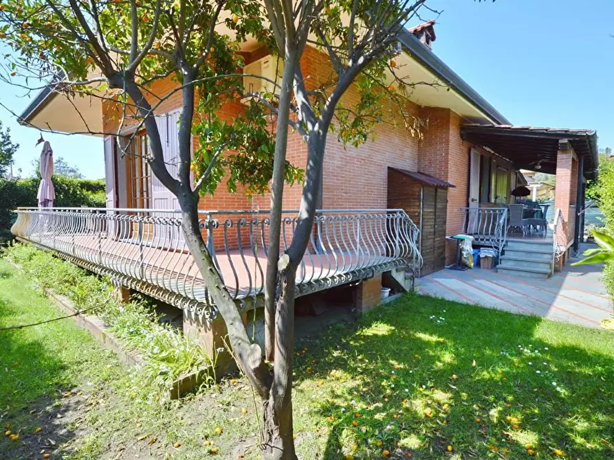 Immagine 3 di Villa in vendita  a Forte Dei Marmi