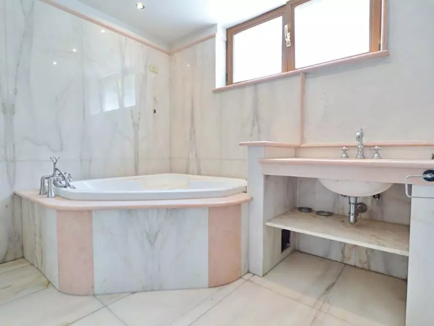 Immagine 29 di Villa in vendita  a Forte Dei Marmi