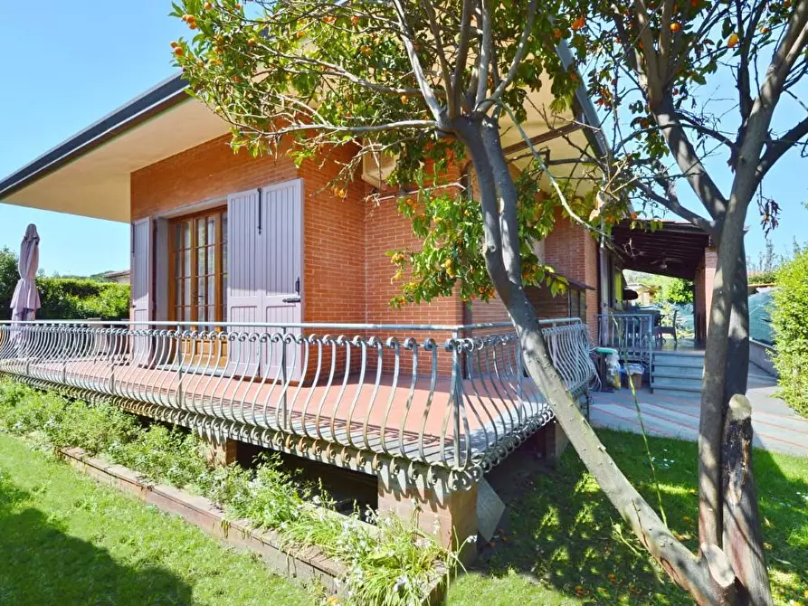 Immagine 1 di Villa in vendita  a Forte Dei Marmi