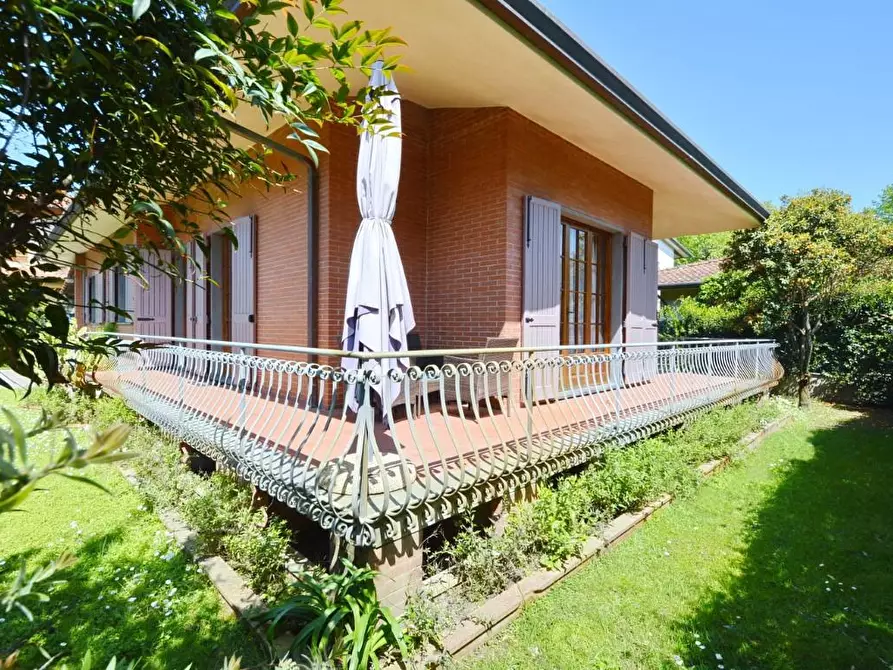 Immagine 4 di Villa in vendita  a Forte Dei Marmi