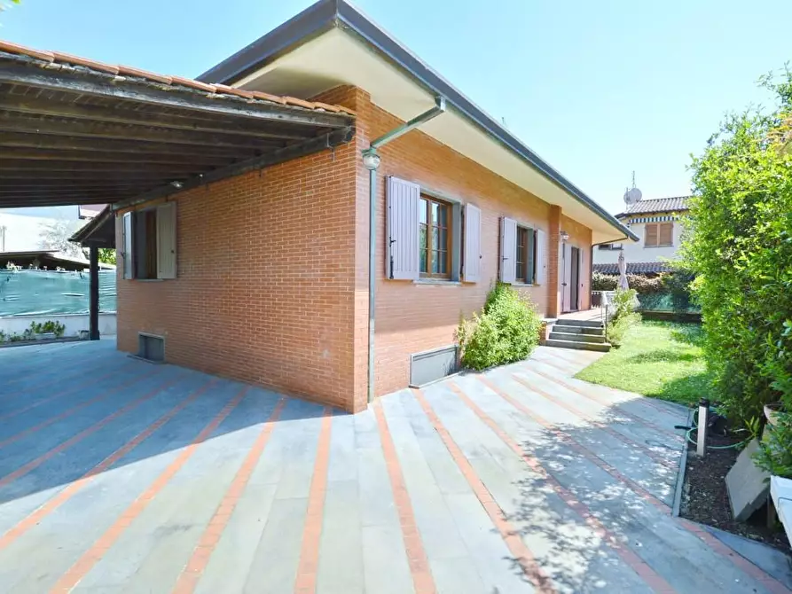 Immagine 5 di Villa in vendita  a Forte Dei Marmi