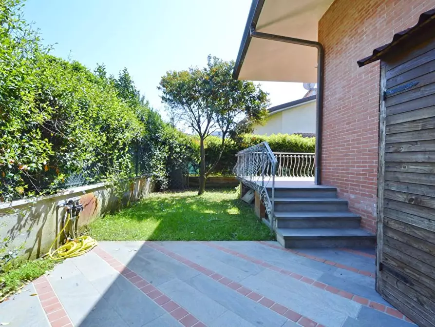 Immagine 7 di Villa in vendita  a Forte Dei Marmi