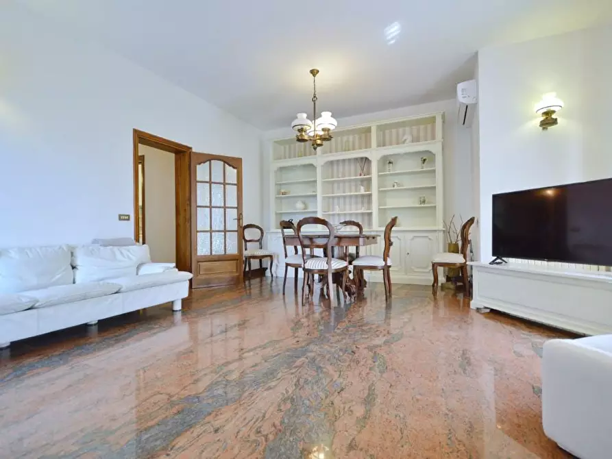 Immagine 9 di Villa in vendita  a Forte Dei Marmi