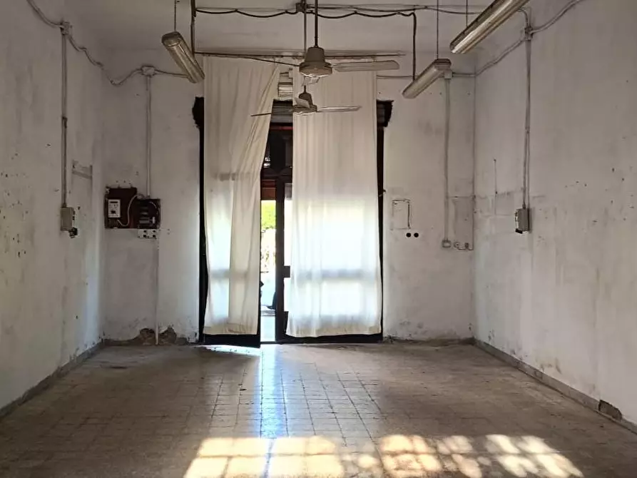 Immagine 2 di Laboratorio in affitto  a Cascina