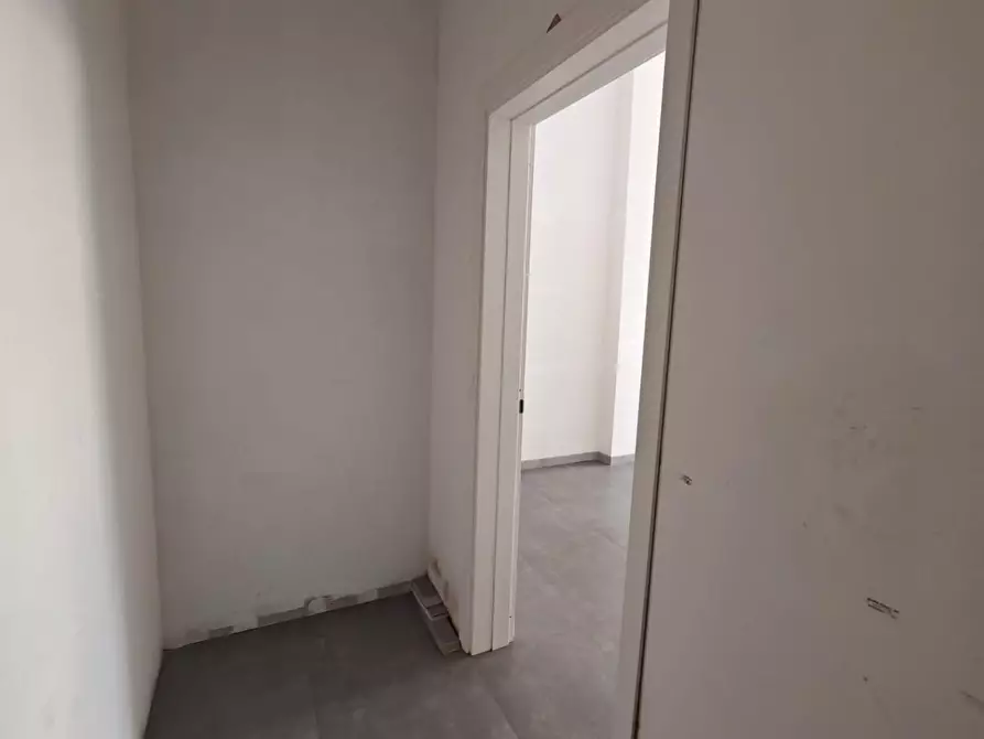 Immagine 9 di Locale commerciale in affitto  a Carrara