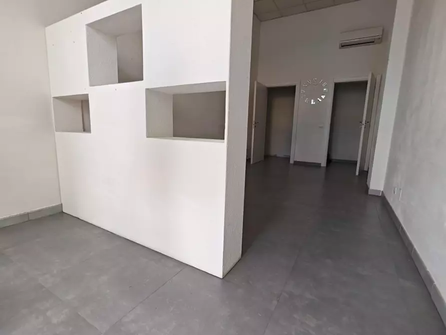 Immagine 1 di Locale commerciale in affitto  a Carrara