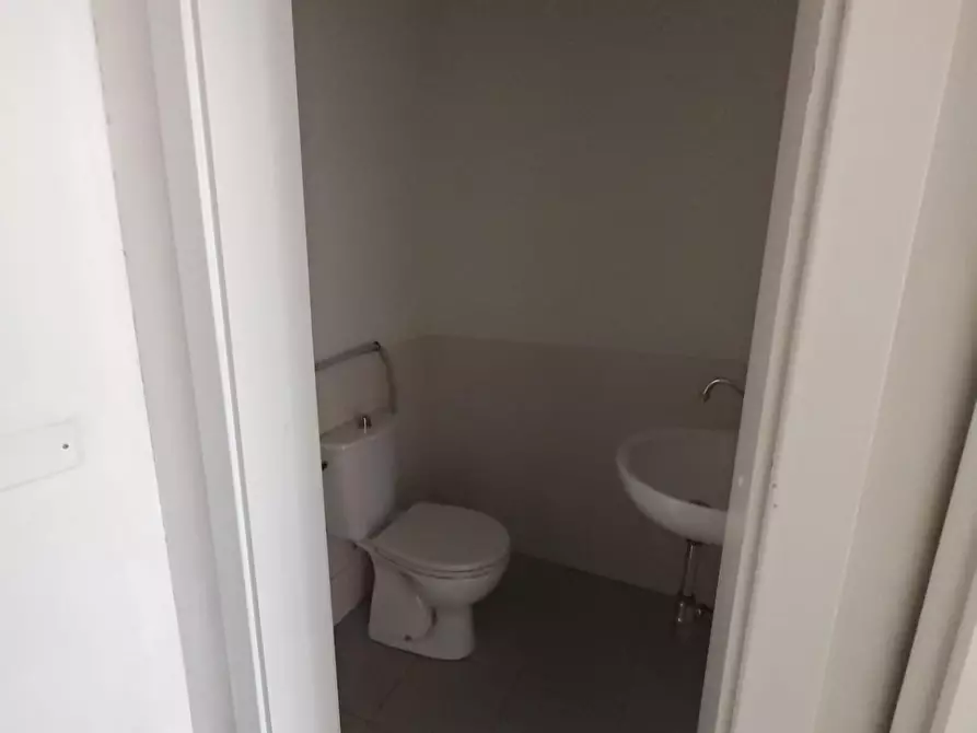 Immagine 7 di Locale commerciale in affitto  a Carrara