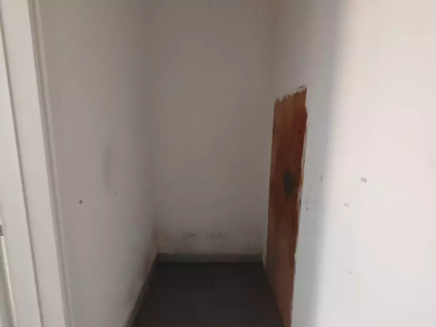 Immagine 10 di Locale commerciale in affitto  a Carrara