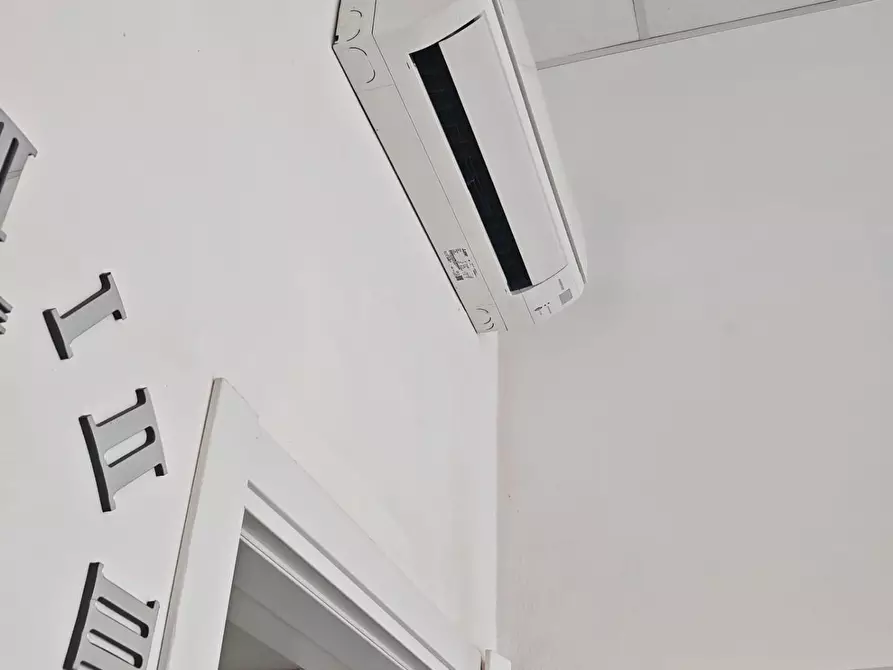 Immagine 5 di Locale commerciale in affitto  a Carrara