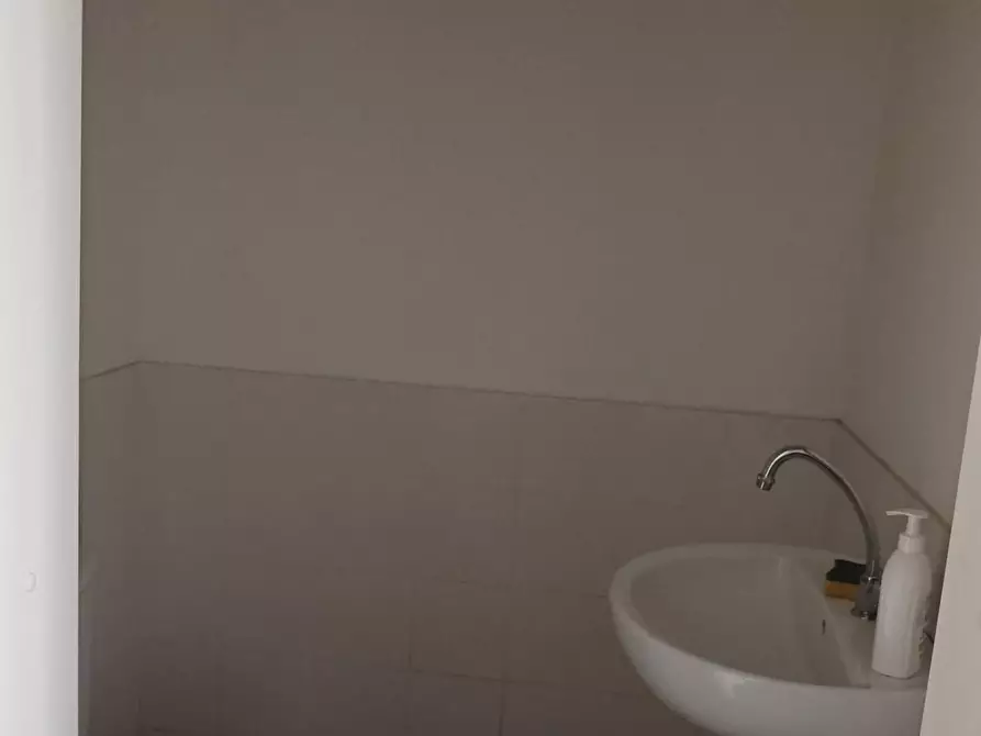 Immagine 6 di Locale commerciale in affitto  a Carrara