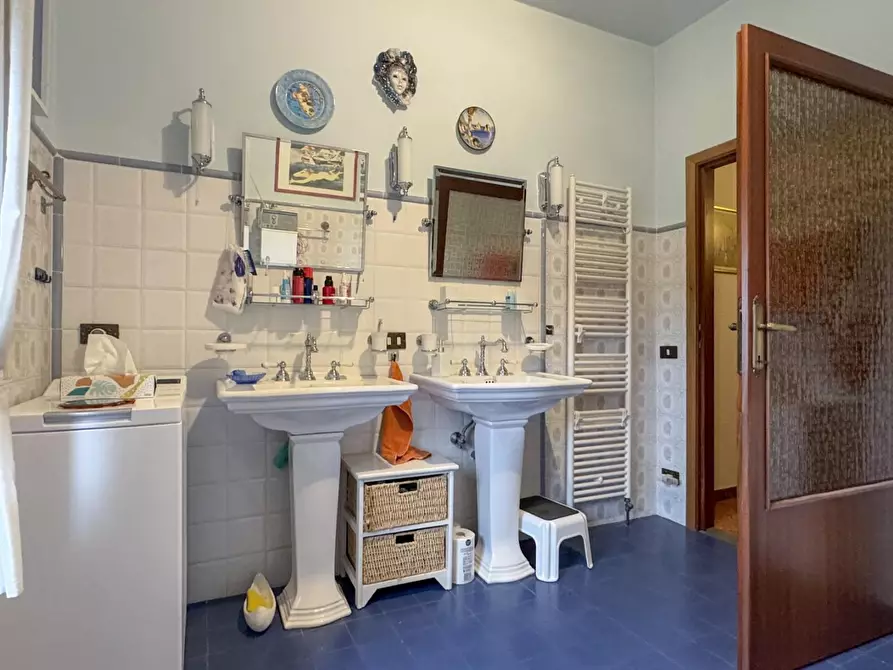 Immagine 25 di Casa colonica in vendita  a Vinci