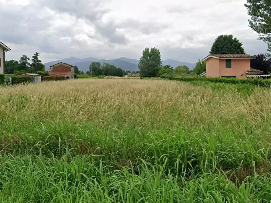 Immagine 15 di Terreno residenziale in vendita  a Lucca