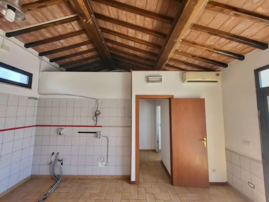 Immagine 5 di Negozio in vendita  a Castelfiorentino