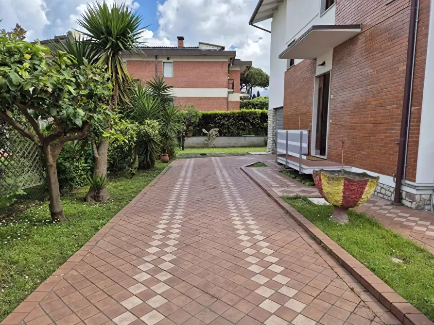 Immagine 2 di Villa in affitto  a Carrara