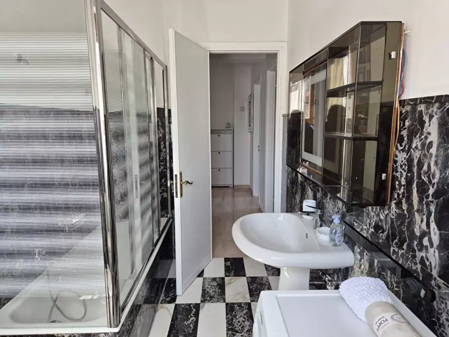 Immagine 13 di Villa in affitto  a Carrara