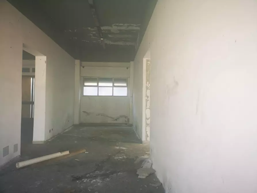 Immagine 4 di Locale commerciale in affitto  a Pontedera