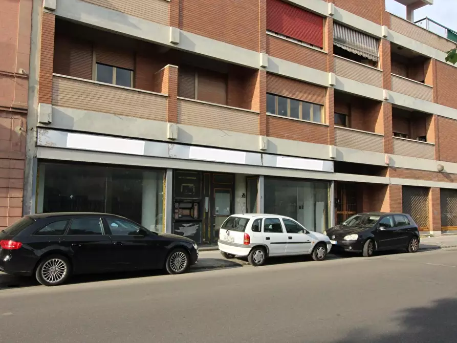Immagine 11 di Locale commerciale in affitto  a Pontedera