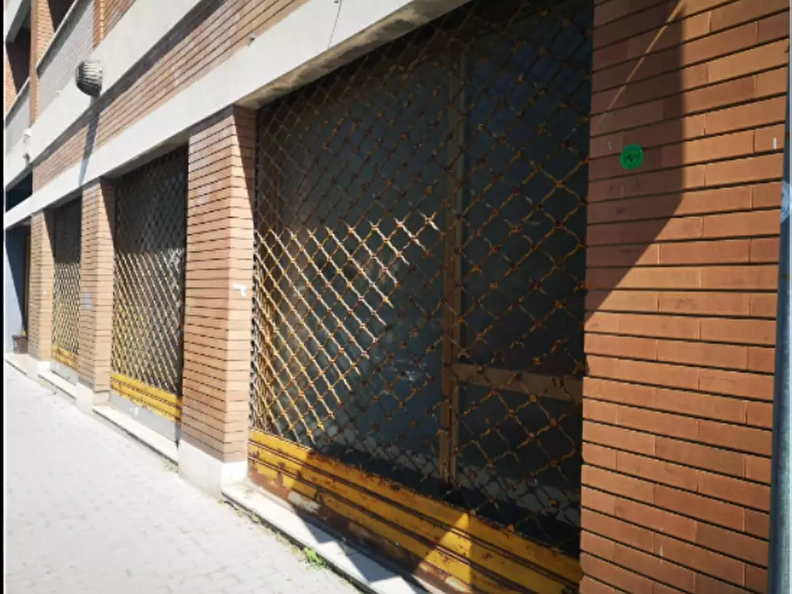 Immagine 1 di Locale commerciale in affitto  a Pontedera
