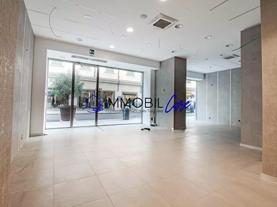 Immagine 16 di Locale commerciale in affitto  a Livorno