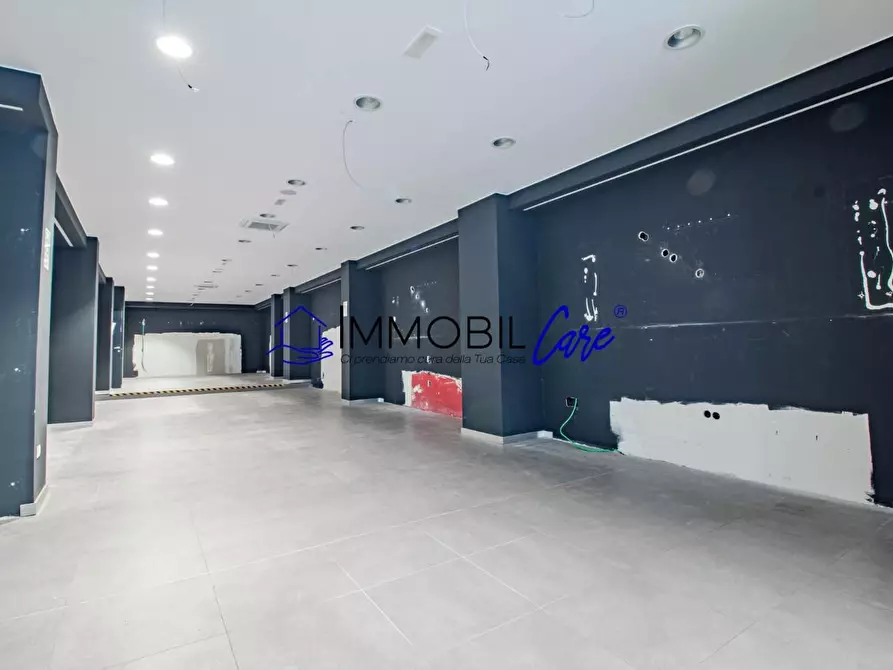 Immagine 8 di Locale commerciale in affitto  a Livorno