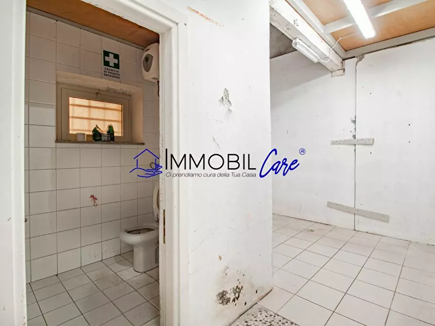 Immagine 12 di Locale commerciale in affitto  a Livorno