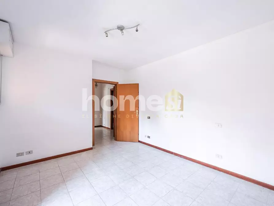 Immagine 11 di Appartamento in vendita  a Reggio Nell'emilia