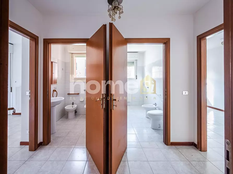 Immagine 15 di Appartamento in vendita  a Reggio Nell'emilia