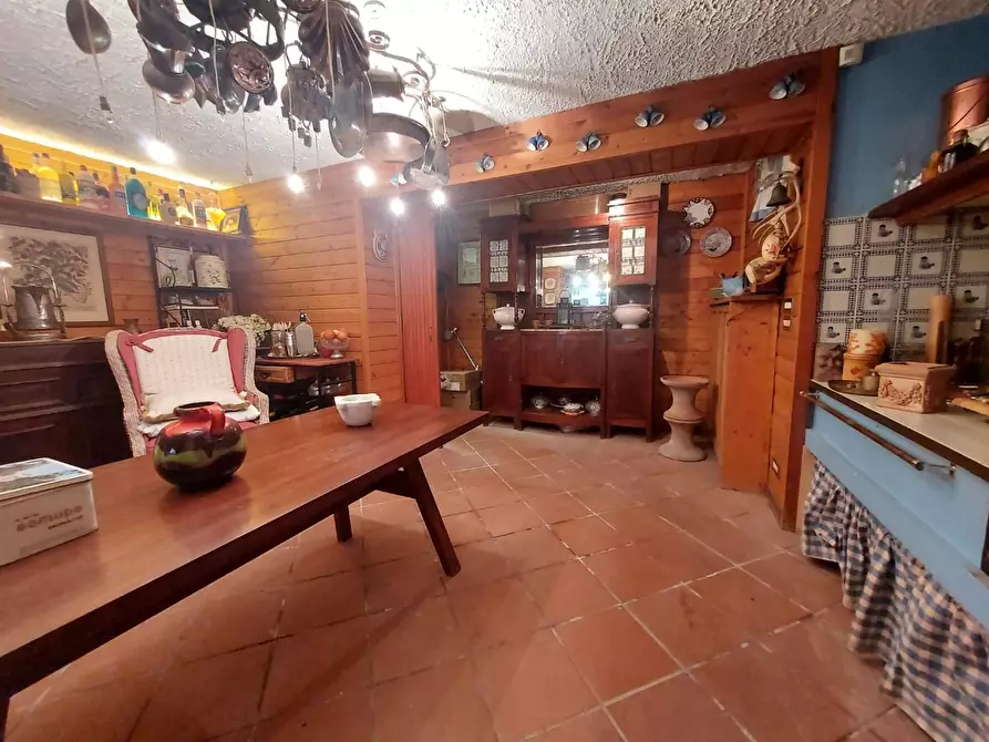 Immagine 11 di Villa in vendita  a Lucca