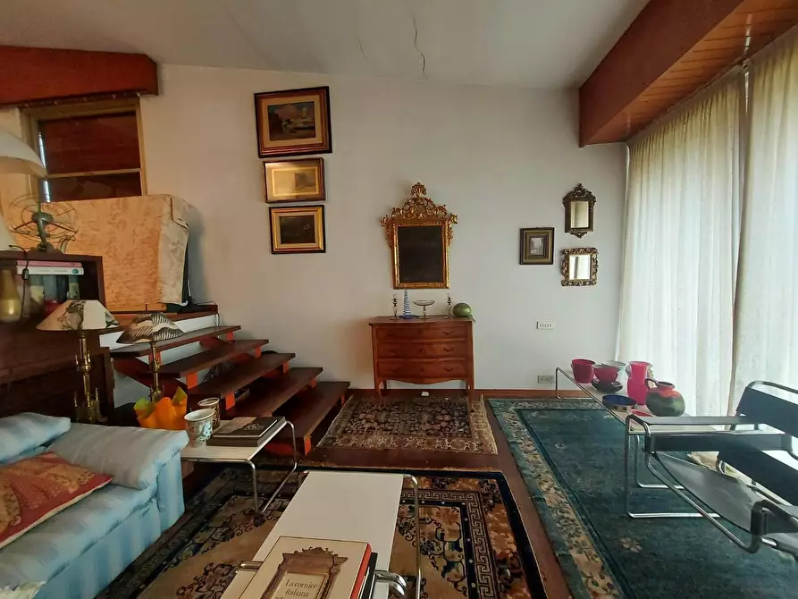 Immagine 3 di Villa in vendita  a Lucca